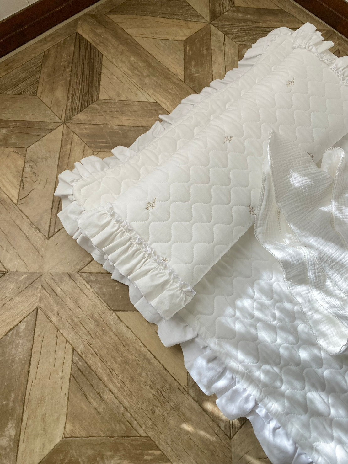 天然素材 キルトガーゼ ベビー枕 横長ロング フリル リーフ刺繍 フォトジェニック 出産祝い 兄弟姉妹 双子(枕単品)