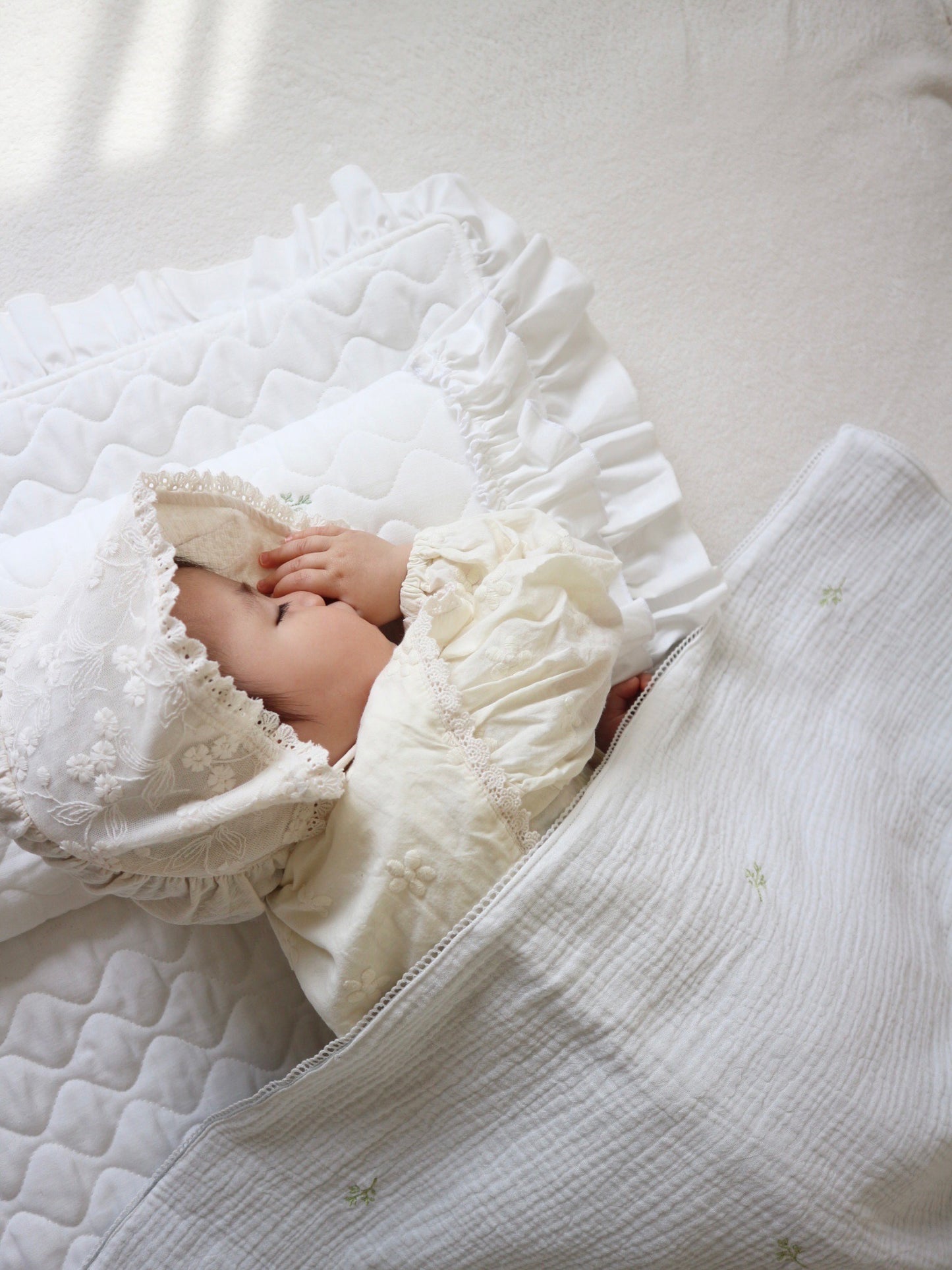 天然素材 キルトガーゼ ベビー枕 横長ロング フリル リーフ刺繍 フォトジェニック 出産祝い 兄弟姉妹 双子(枕単品)