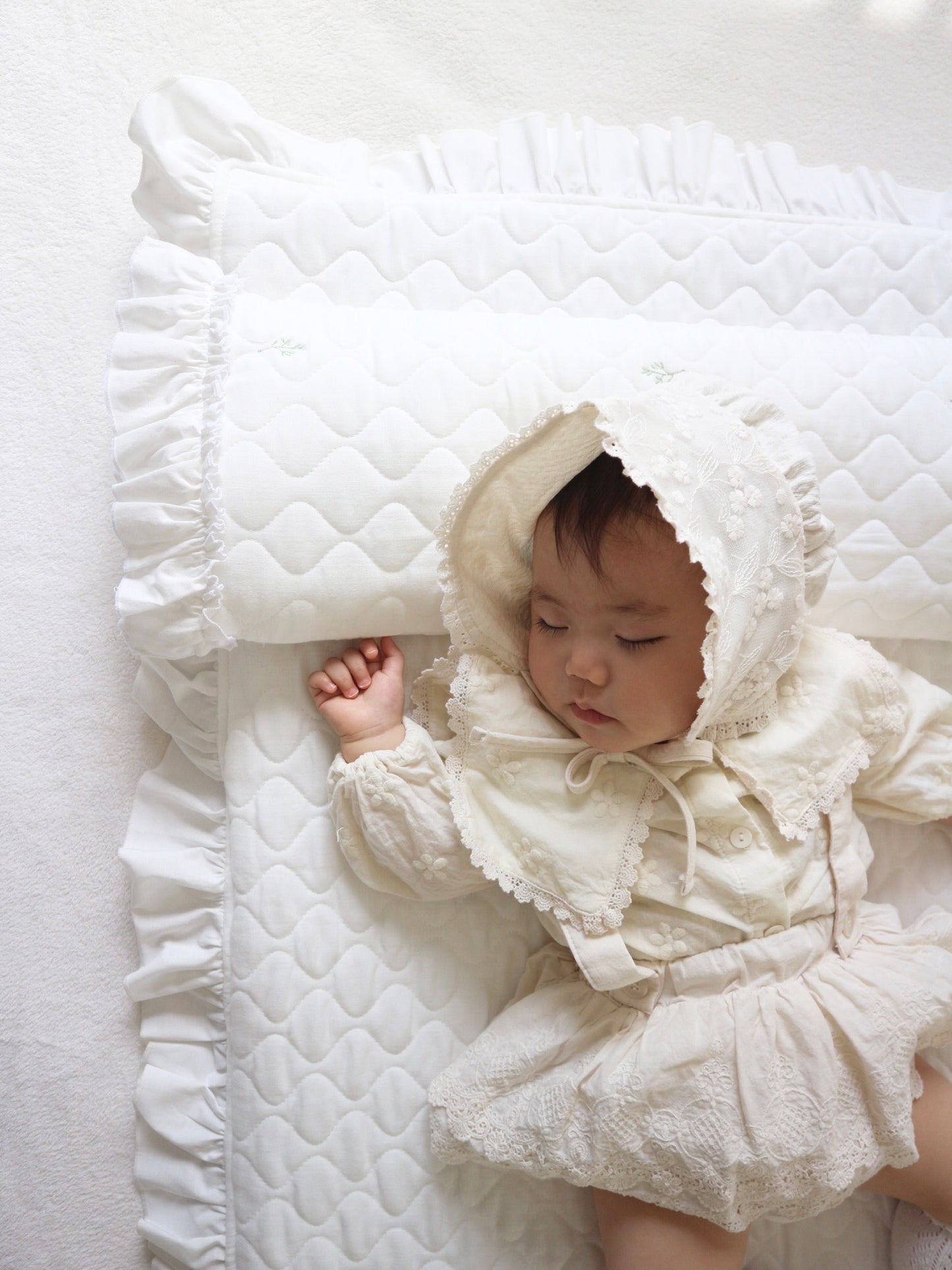 天然素材 キルトガーゼ ベビー枕 横長ロング フリル リーフ刺繍 フォトジェニック 出産祝い 兄弟姉妹 双子(枕単品)