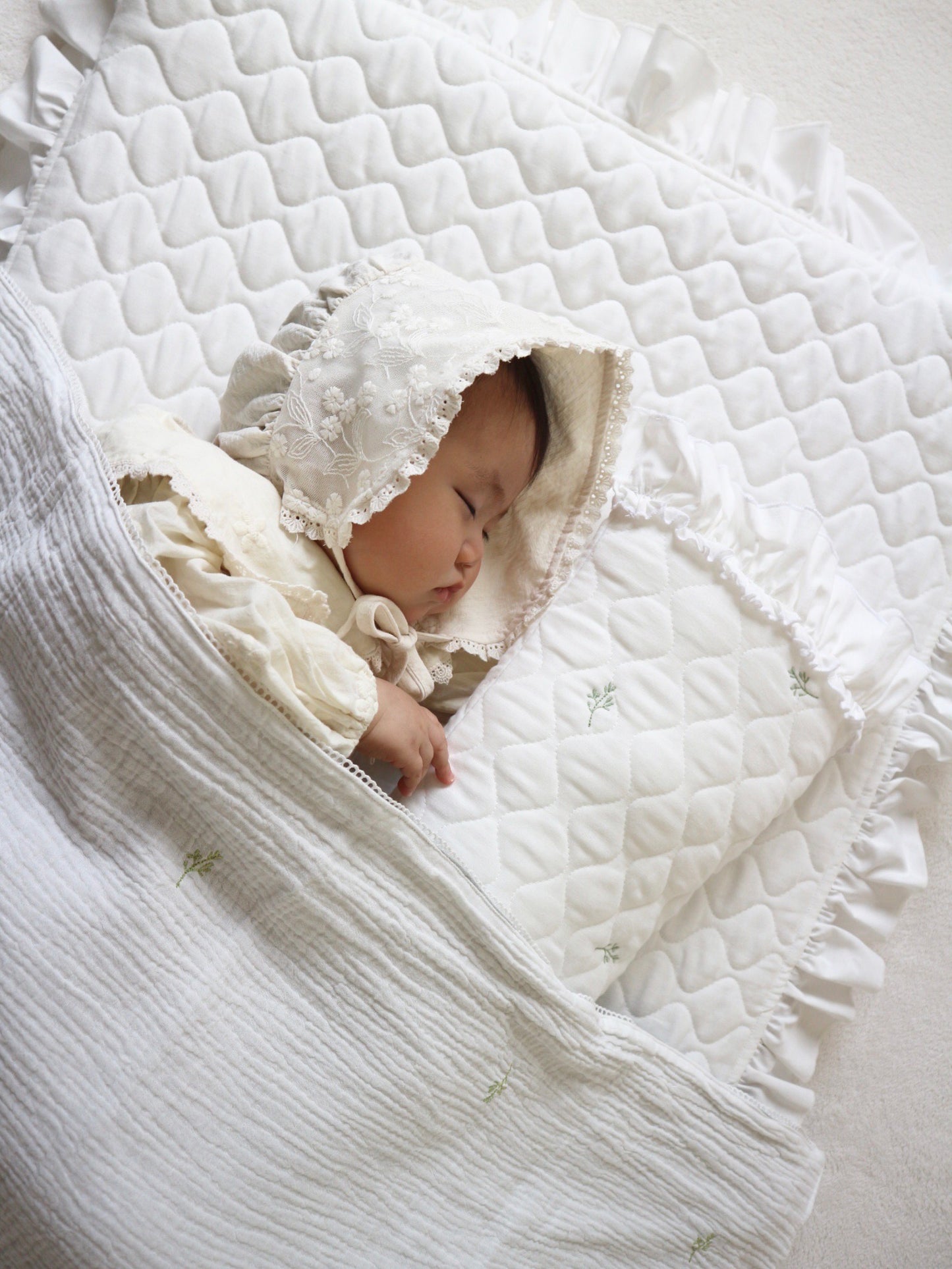 天然素材 キルトガーゼ ベビー枕 横長ロング フリル リーフ刺繍 フォトジェニック 出産祝い 兄弟姉妹 双子(枕単品)