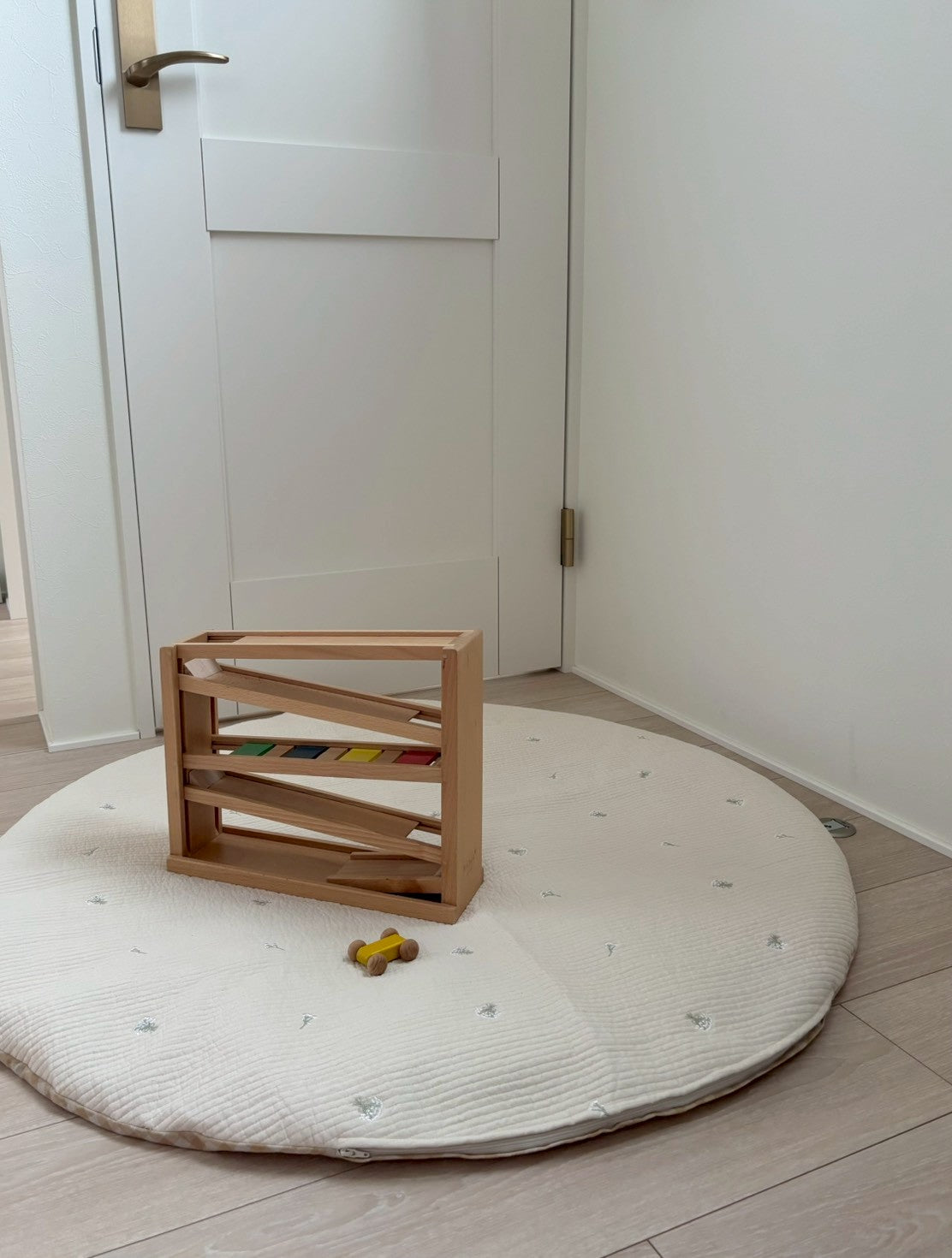 【ふとん職人のベビーマット】カスミソウ刺繍 イブル 出産祝い 丸型 円形 直径100cm