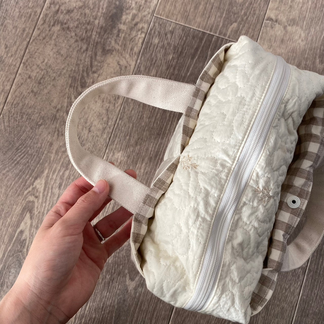 《出産祝い》おむつポーチ イブル リーフ刺繍 ヌビバック マザーズバッグ