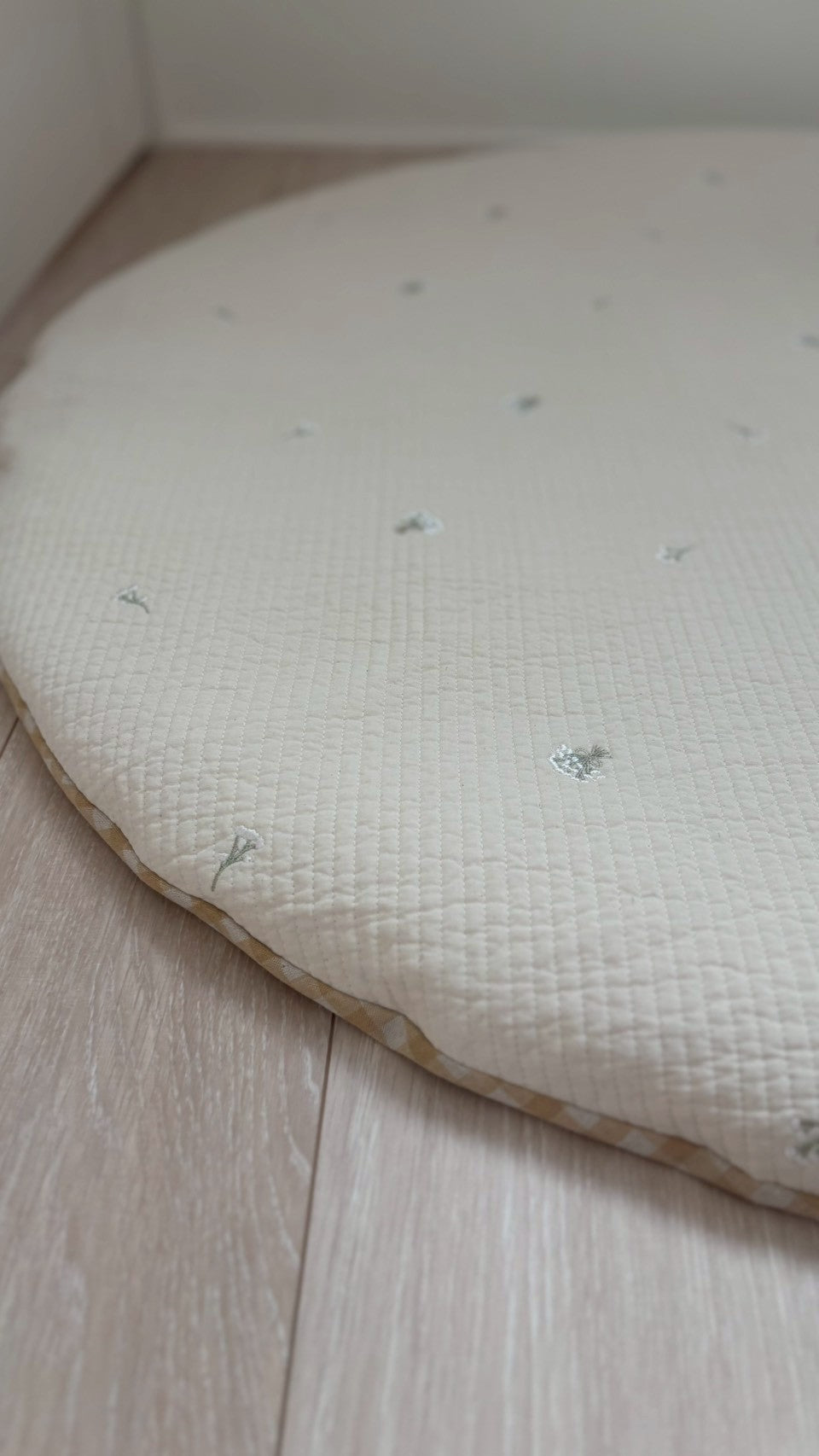 【ふとん職人のベビーマット】カスミソウ刺繍 イブル 出産祝い 丸型 円形 直径100cm