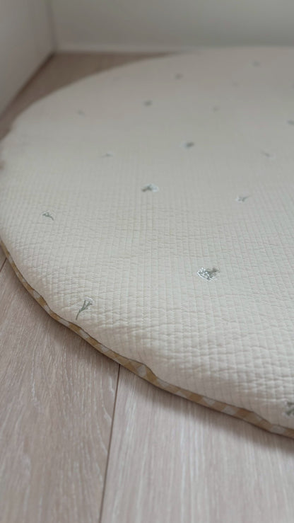 【ふとん職人のベビーマット】カスミソウ刺繍 イブル 出産祝い 丸型 円形 直径100cm