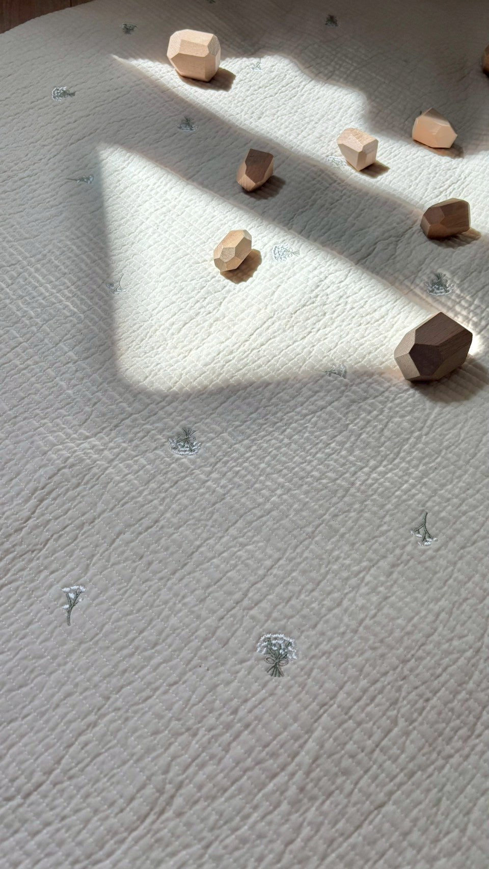 【ふとん職人のベビーマット】カスミソウ刺繍 イブル 出産祝い 丸型 円形 直径100cm