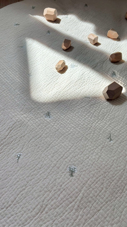 【ふとん職人のベビーマット】カスミソウ刺繍 イブル 出産祝い 丸型 円形 直径100cm