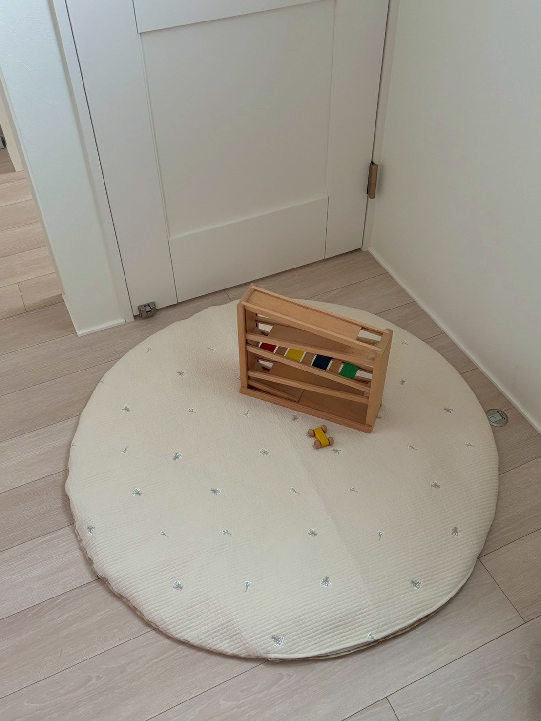 【ふとん職人のベビーマット】カスミソウ刺繍 イブル 出産祝い 丸型 円形 直径100cm